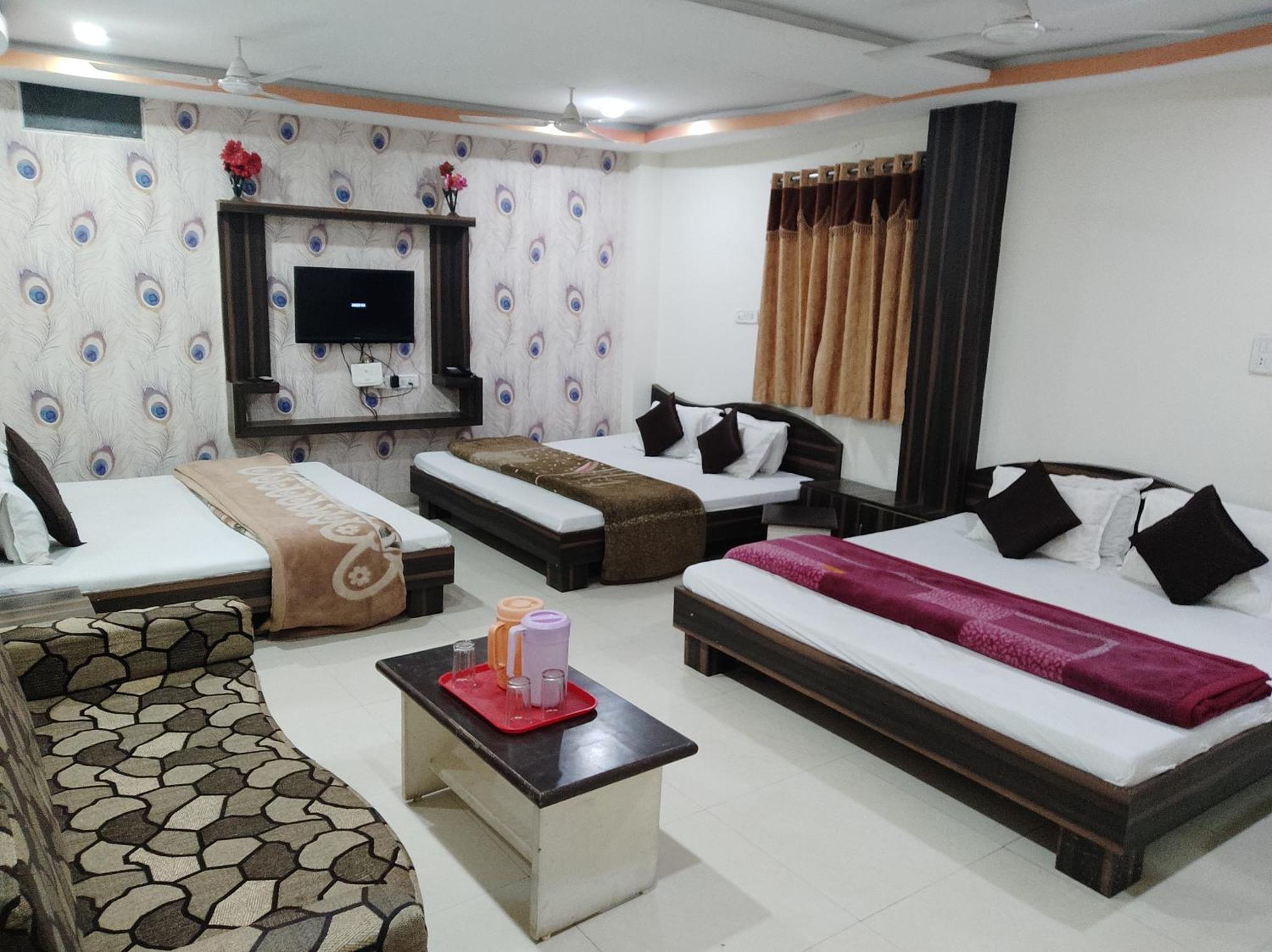 Hotel Vrandavan Palace Near Mahakal Temple Уджайн Екстериор снимка