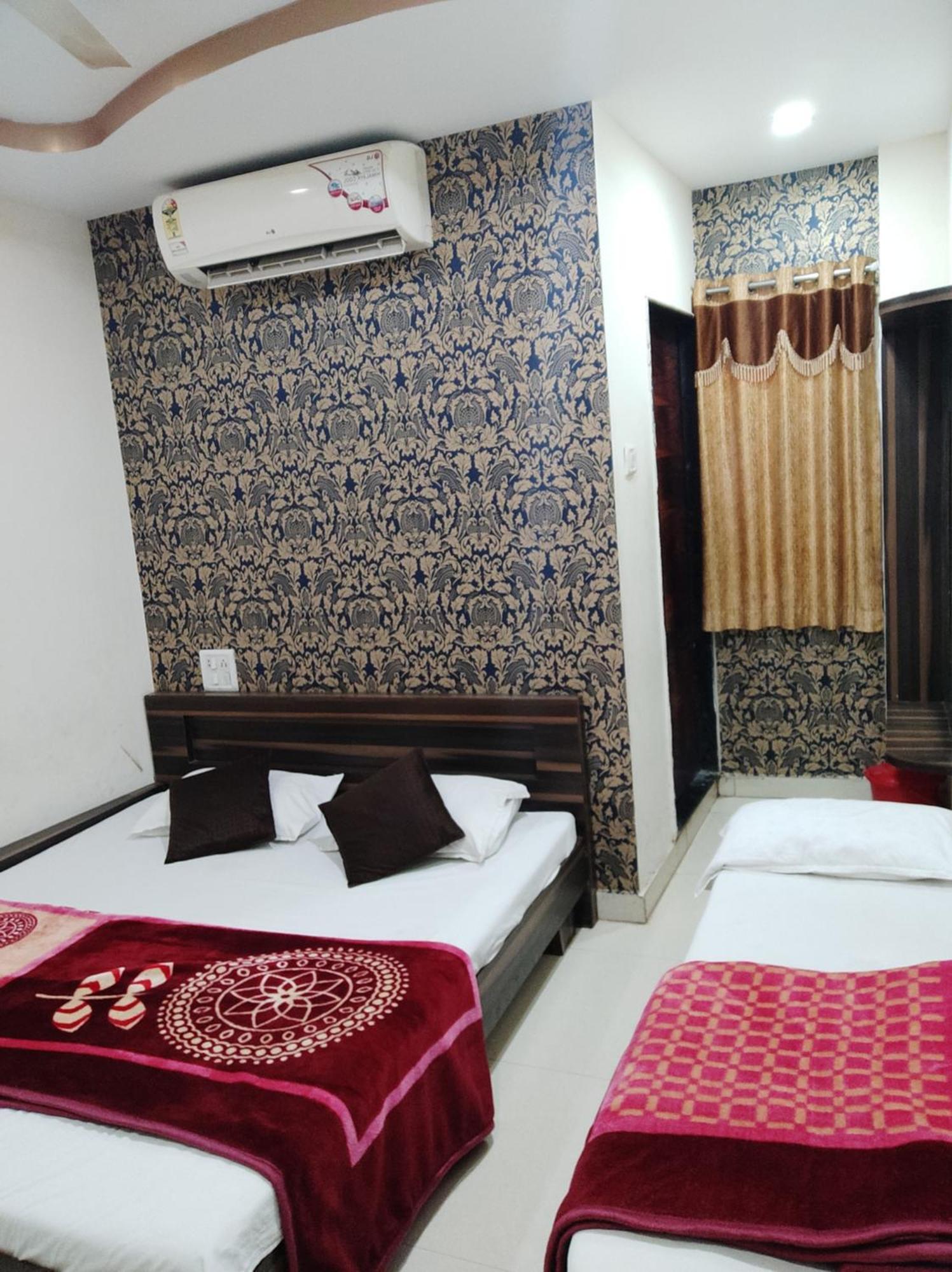 Hotel Vrandavan Palace Near Mahakal Temple Уджайн Екстериор снимка