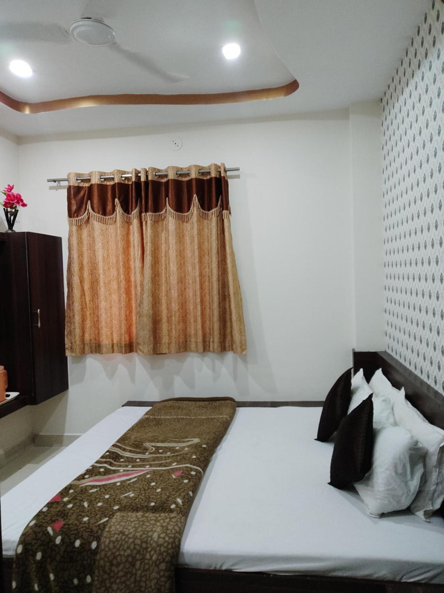 Hotel Vrandavan Palace Near Mahakal Temple Уджайн Екстериор снимка