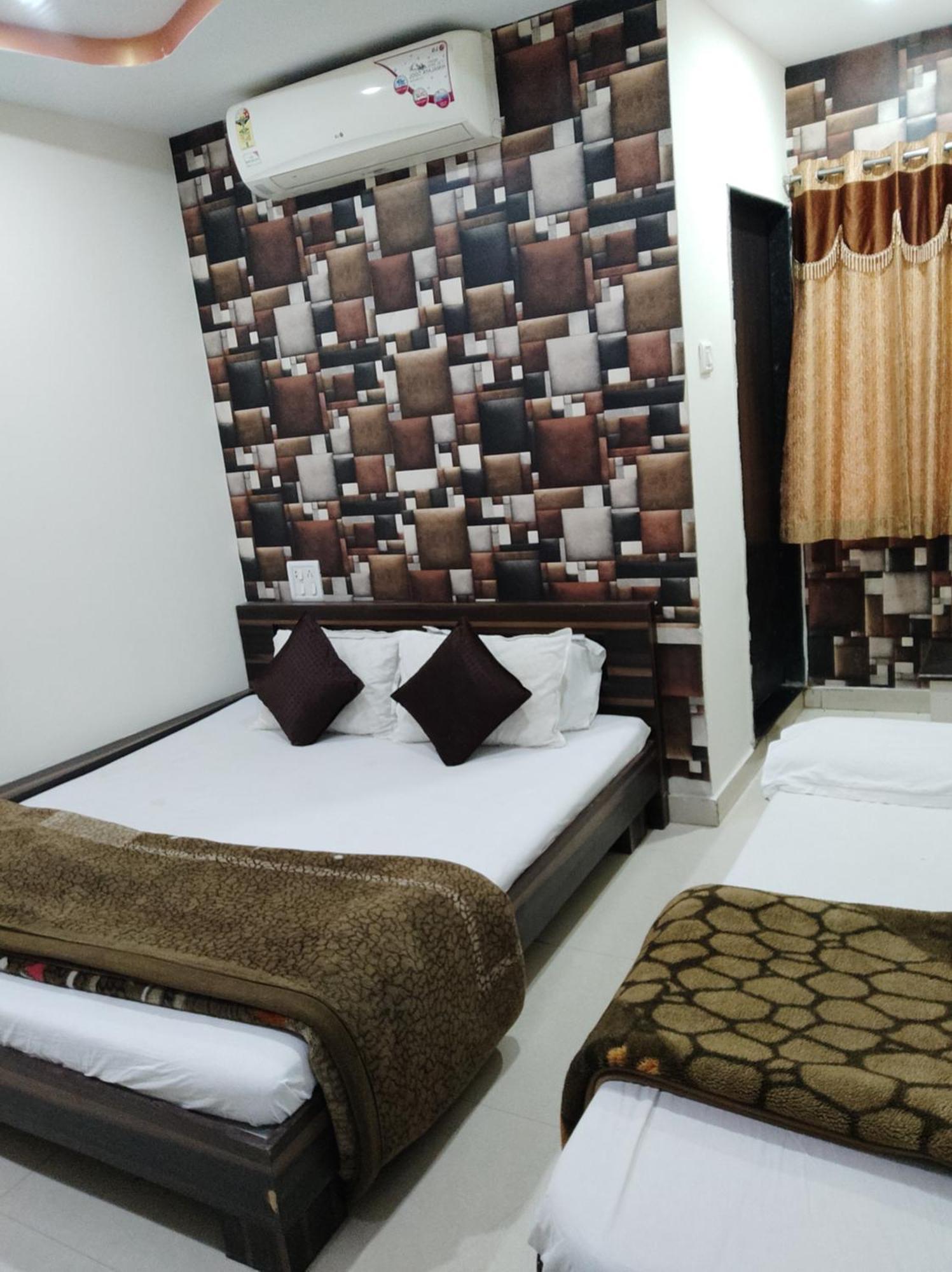 Hotel Vrandavan Palace Near Mahakal Temple Уджайн Екстериор снимка