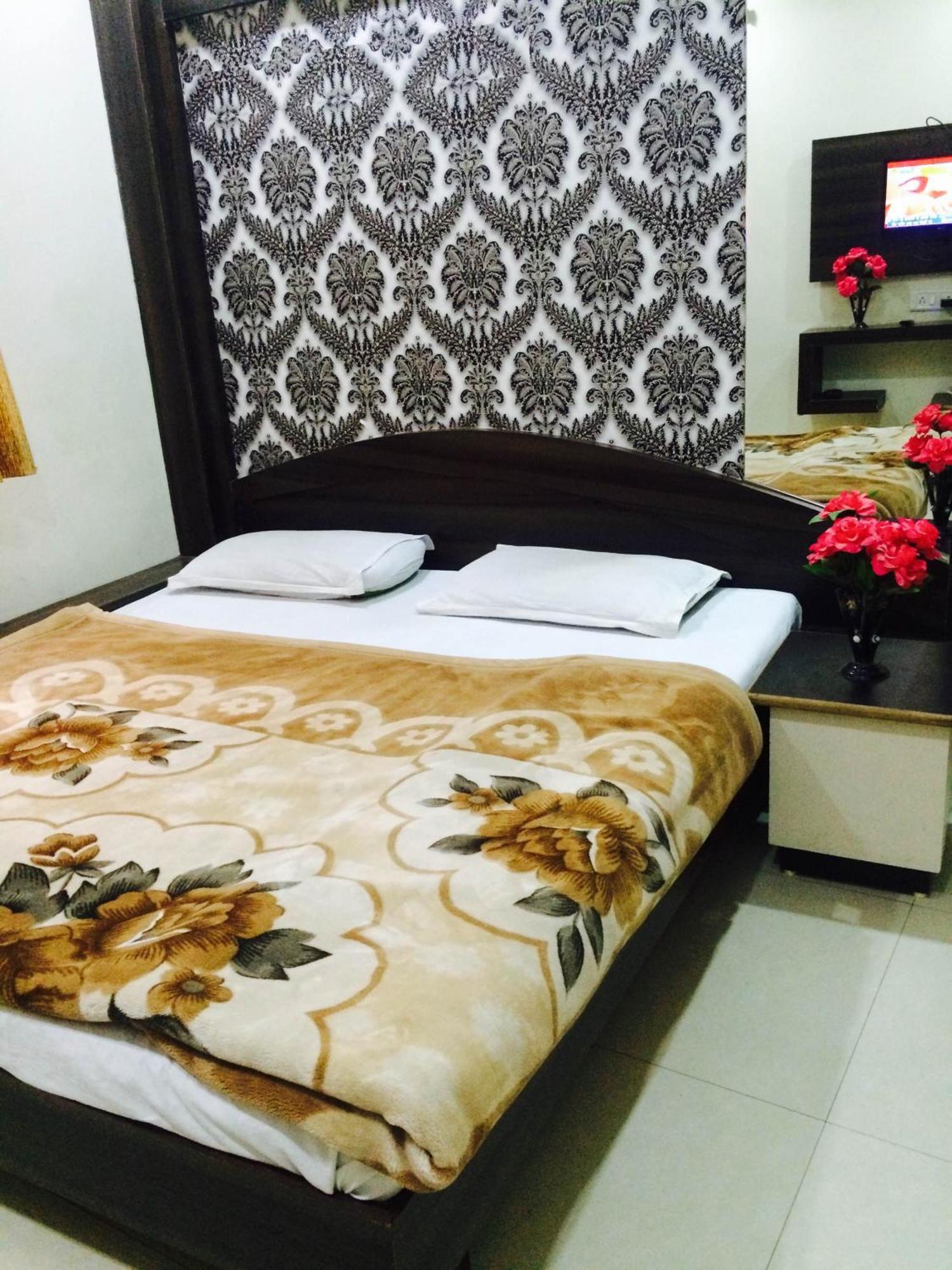 Hotel Vrandavan Palace Near Mahakal Temple Уджайн Екстериор снимка