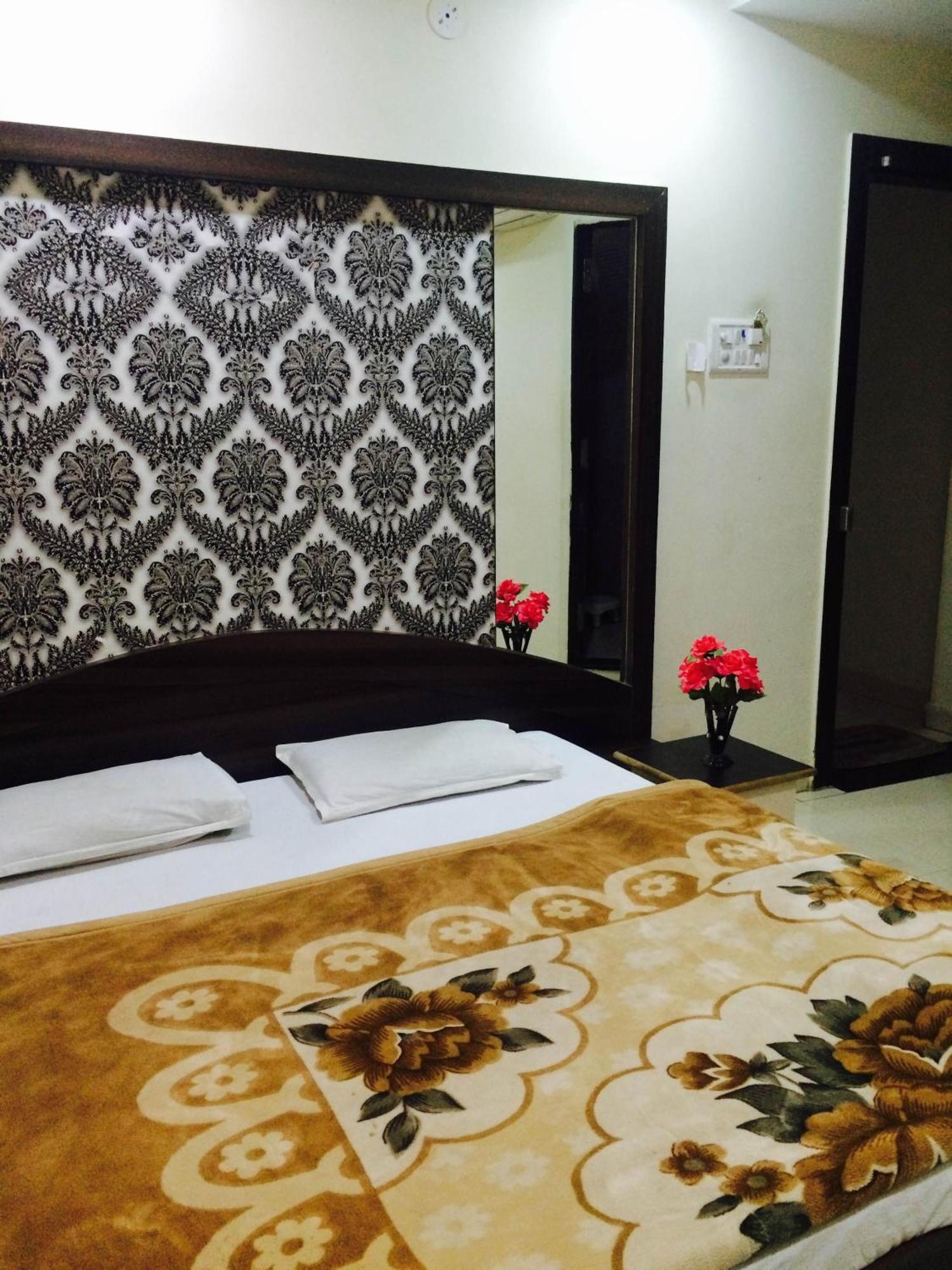 Hotel Vrandavan Palace Near Mahakal Temple Уджайн Екстериор снимка