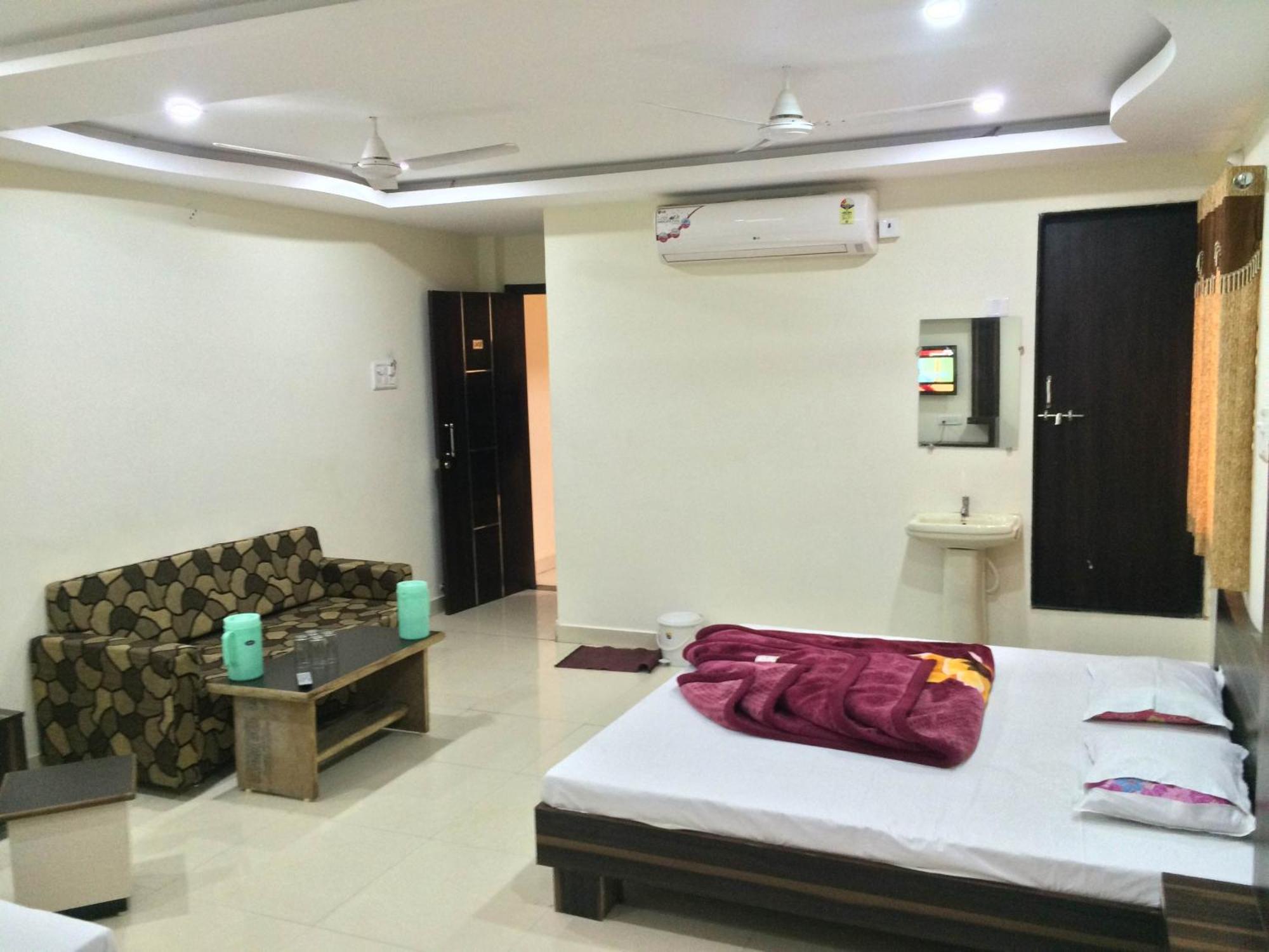 Hotel Vrandavan Palace Near Mahakal Temple Уджайн Екстериор снимка