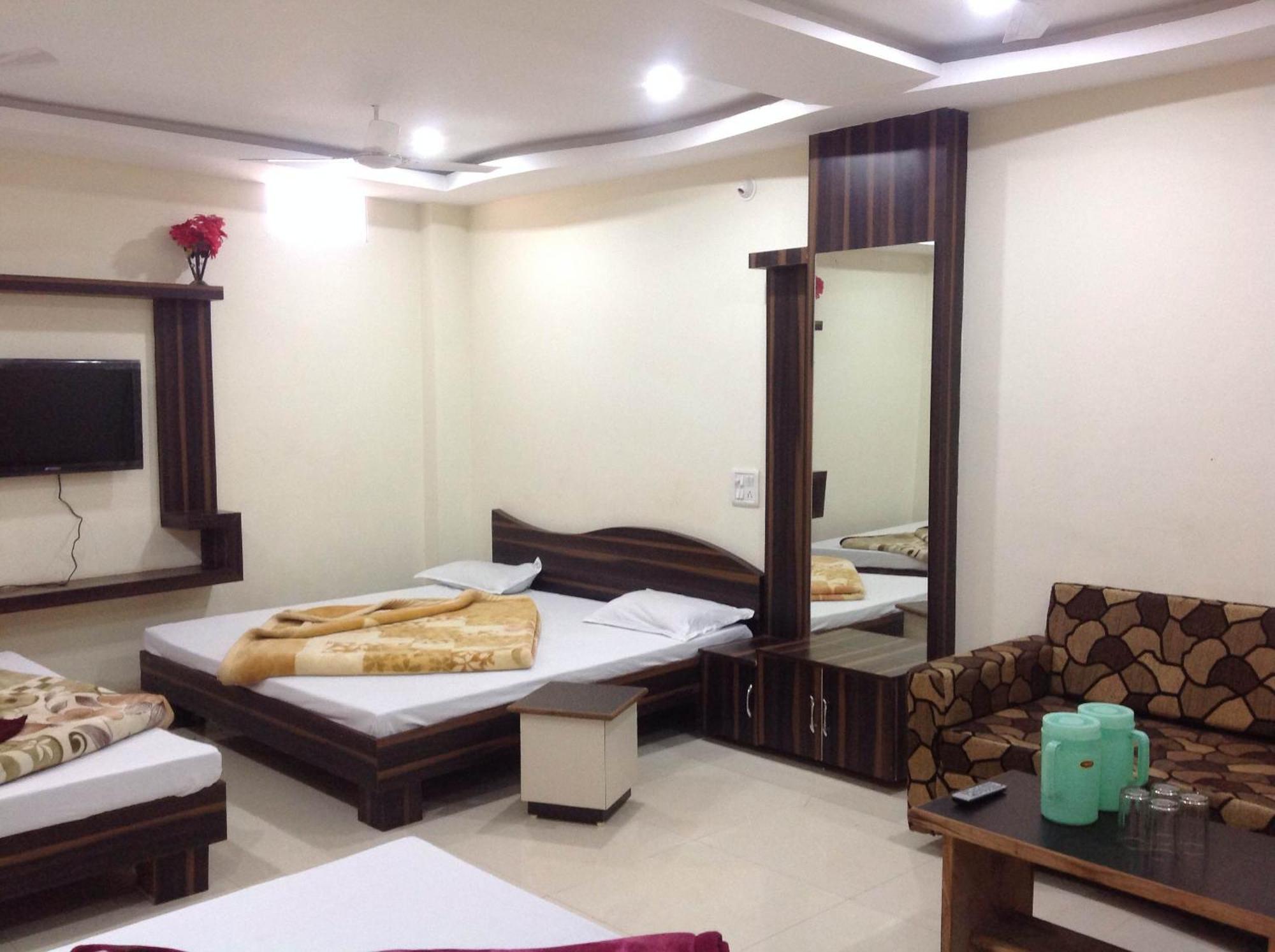 Hotel Vrandavan Palace Near Mahakal Temple Уджайн Екстериор снимка