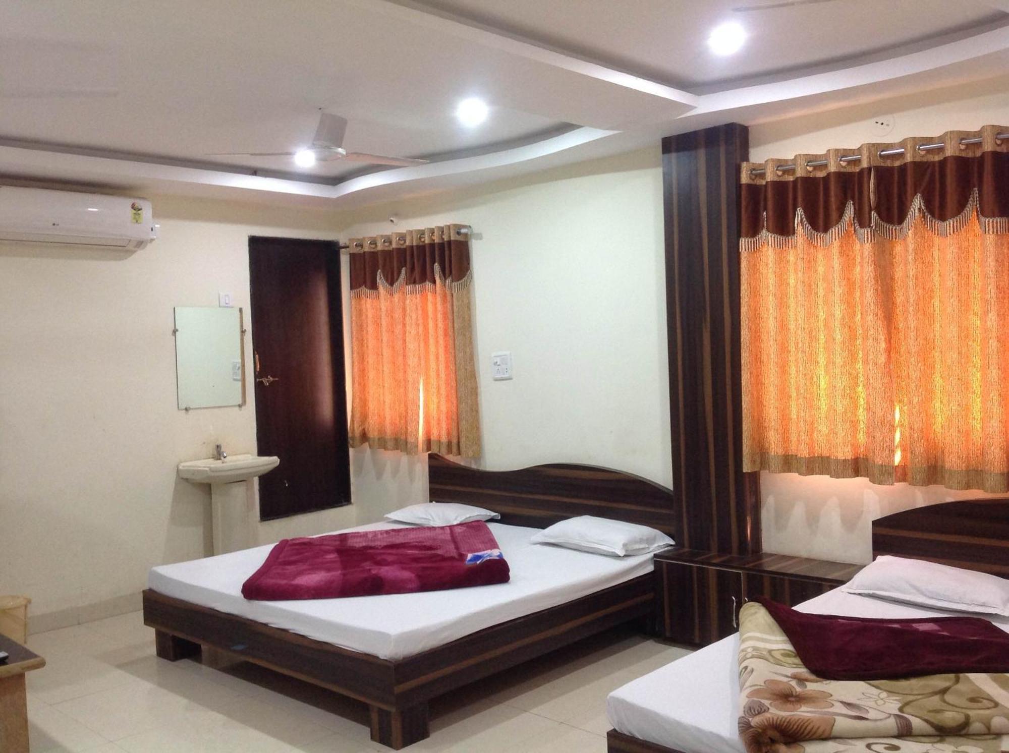Hotel Vrandavan Palace Near Mahakal Temple Уджайн Екстериор снимка