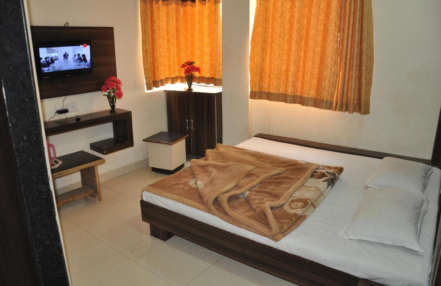 Hotel Vrandavan Palace Near Mahakal Temple Уджайн Екстериор снимка