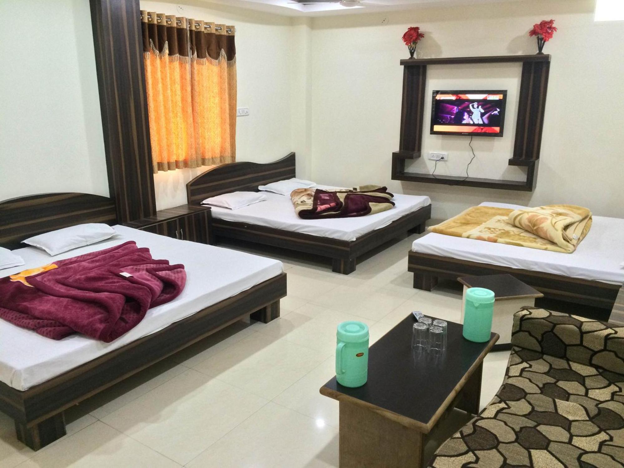 Hotel Vrandavan Palace Near Mahakal Temple Уджайн Екстериор снимка