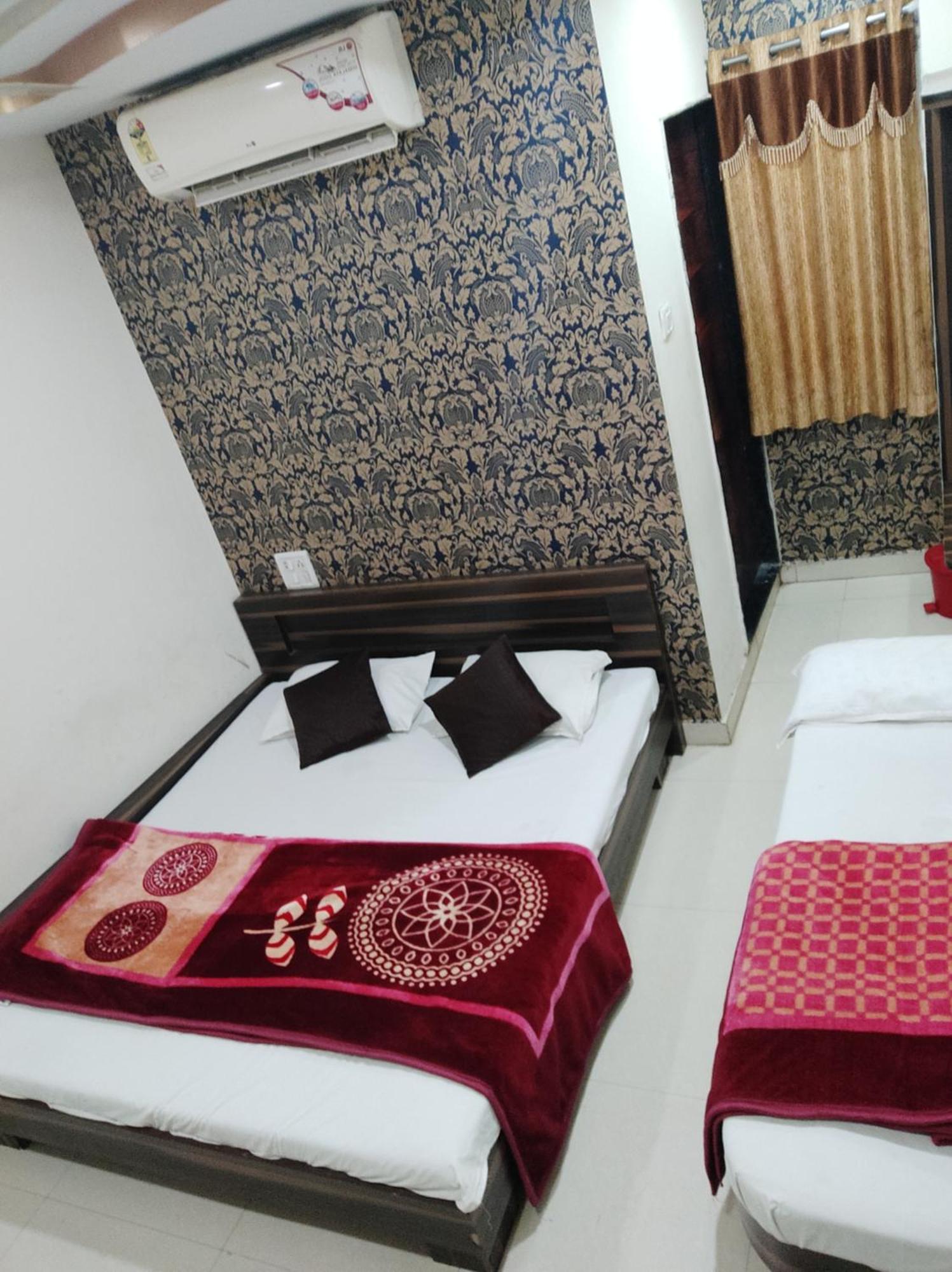 Hotel Vrandavan Palace Near Mahakal Temple Уджайн Екстериор снимка