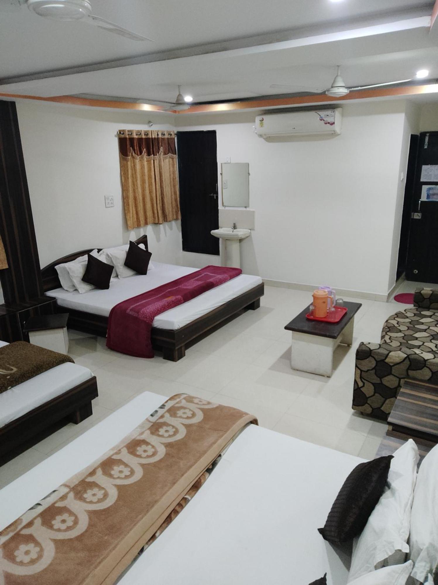 Hotel Vrandavan Palace Near Mahakal Temple Уджайн Екстериор снимка