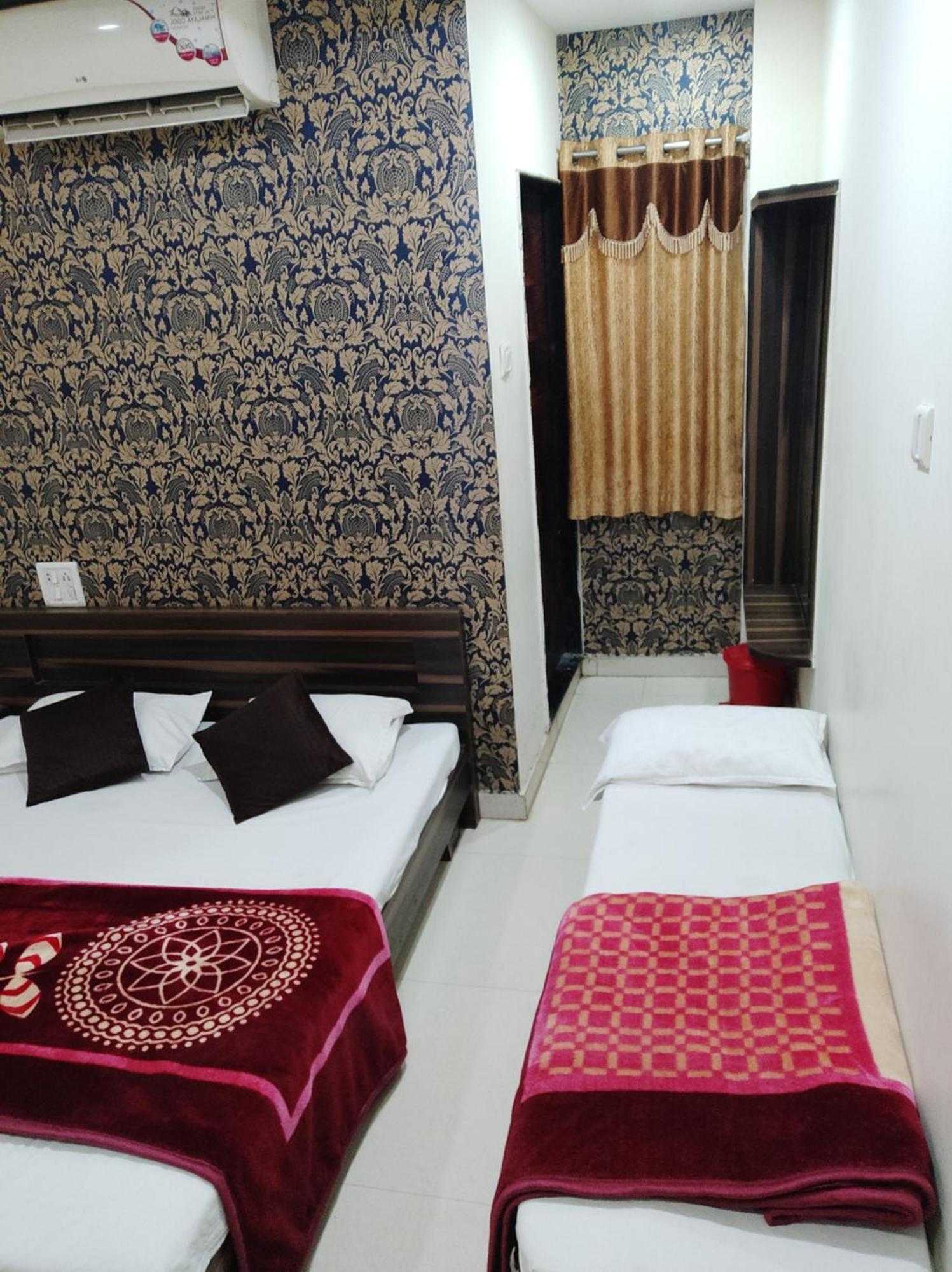 Hotel Vrandavan Palace Near Mahakal Temple Уджайн Екстериор снимка