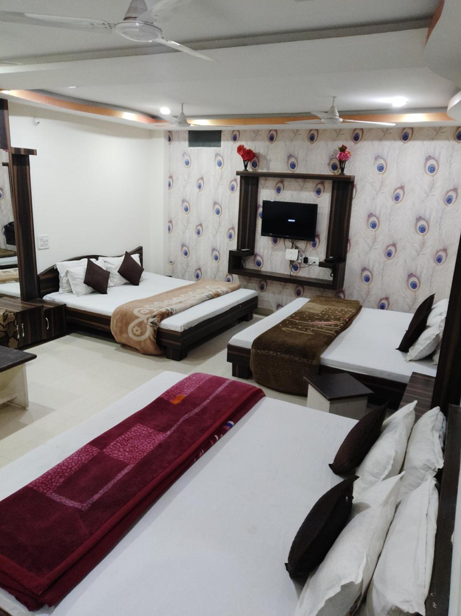 Hotel Vrandavan Palace Near Mahakal Temple Уджайн Екстериор снимка