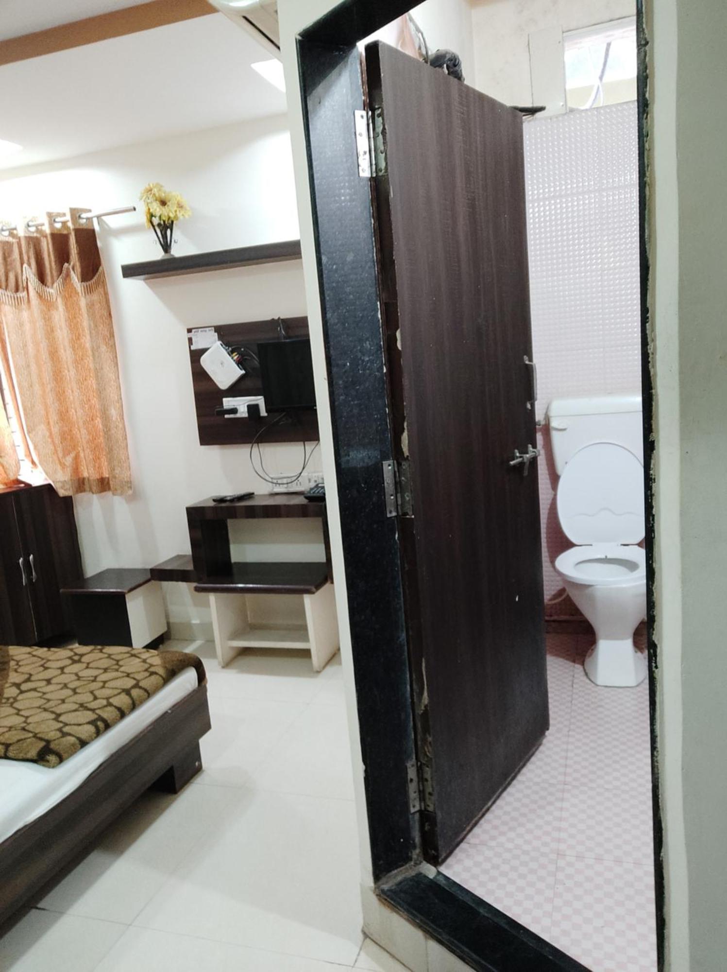 Hotel Vrandavan Palace Near Mahakal Temple Уджайн Екстериор снимка