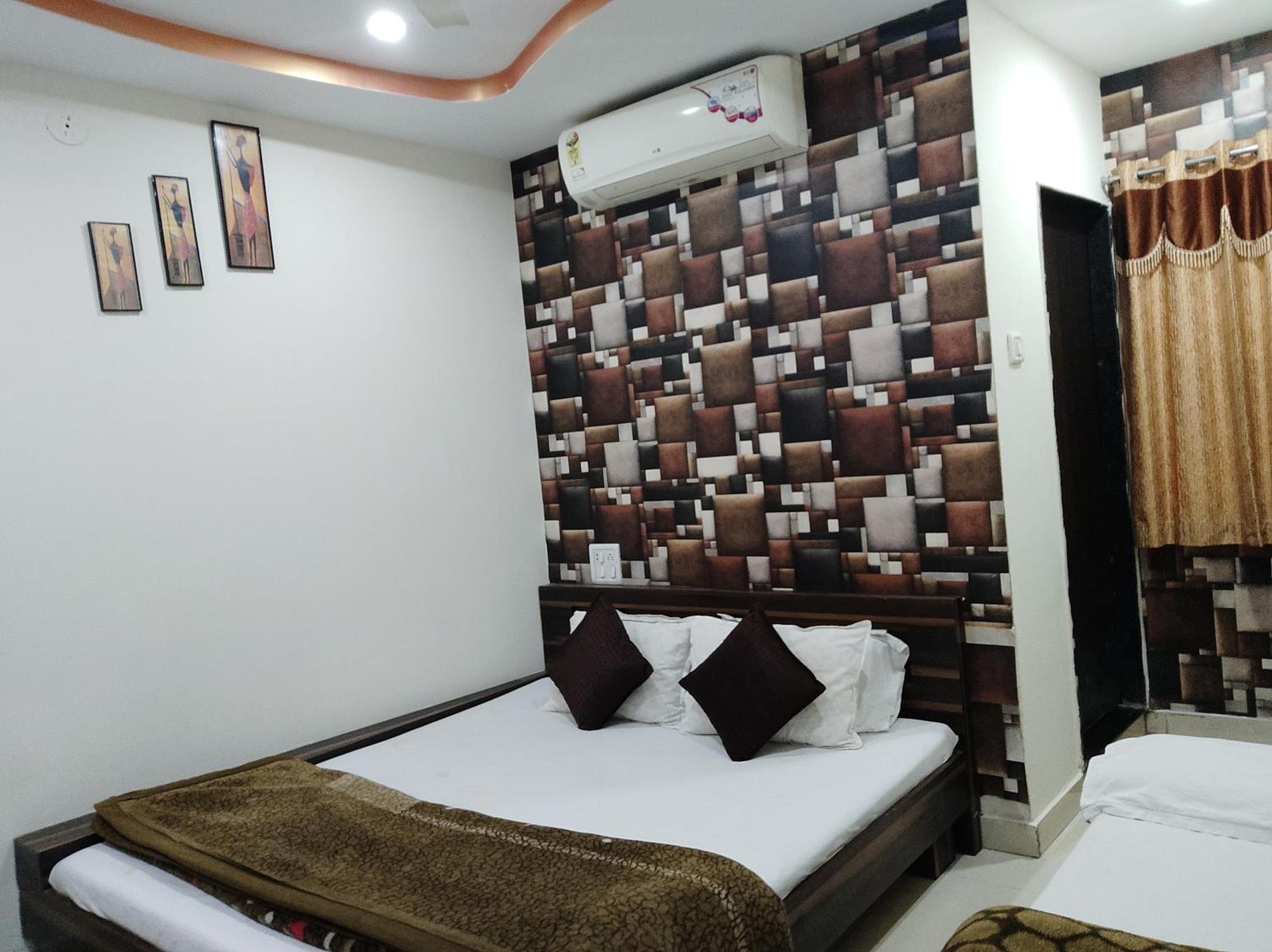 Hotel Vrandavan Palace Near Mahakal Temple Уджайн Екстериор снимка