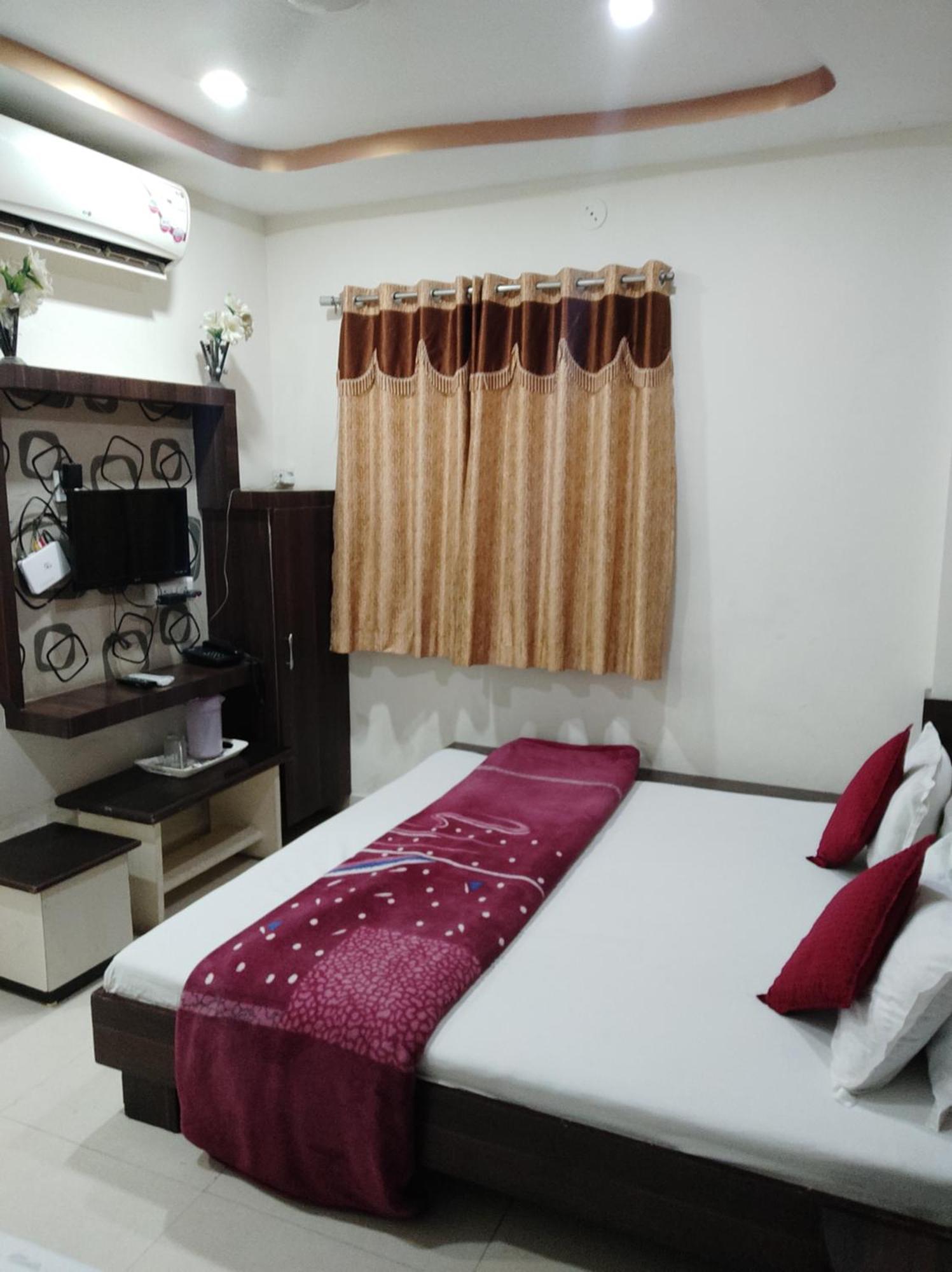 Hotel Vrandavan Palace Near Mahakal Temple Уджайн Екстериор снимка