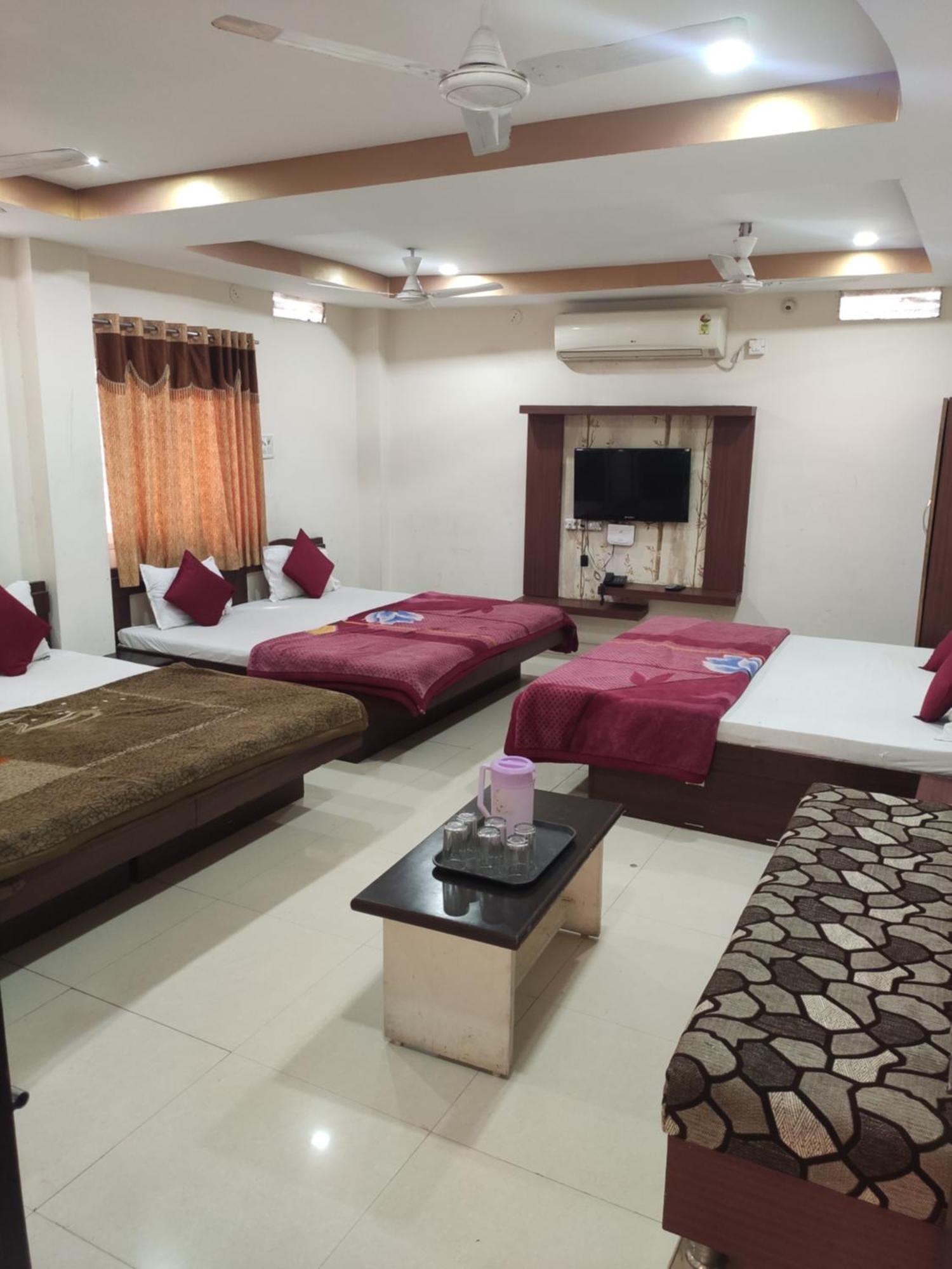 Hotel Vrandavan Palace Near Mahakal Temple Уджайн Екстериор снимка
