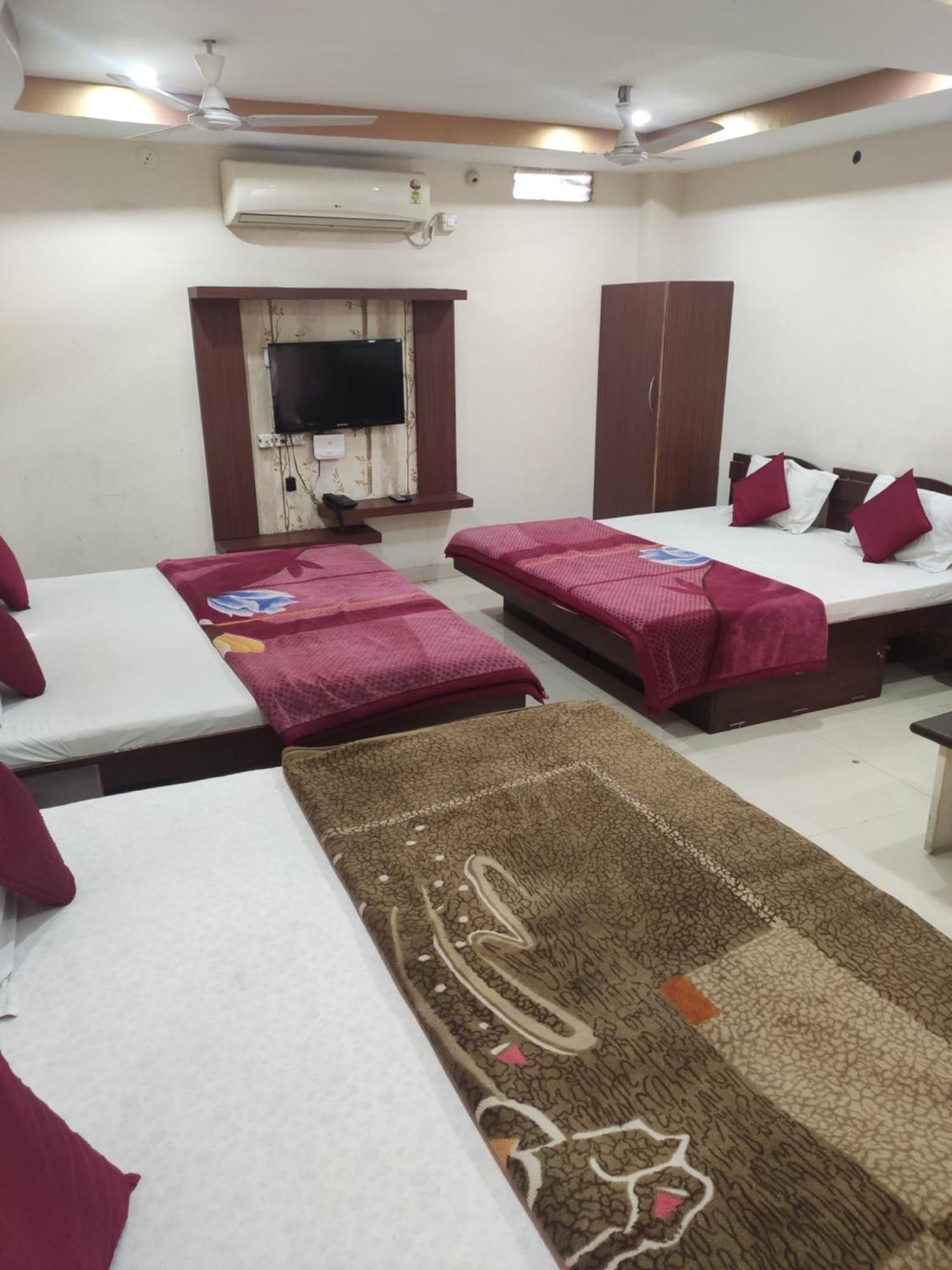 Hotel Vrandavan Palace Near Mahakal Temple Уджайн Екстериор снимка