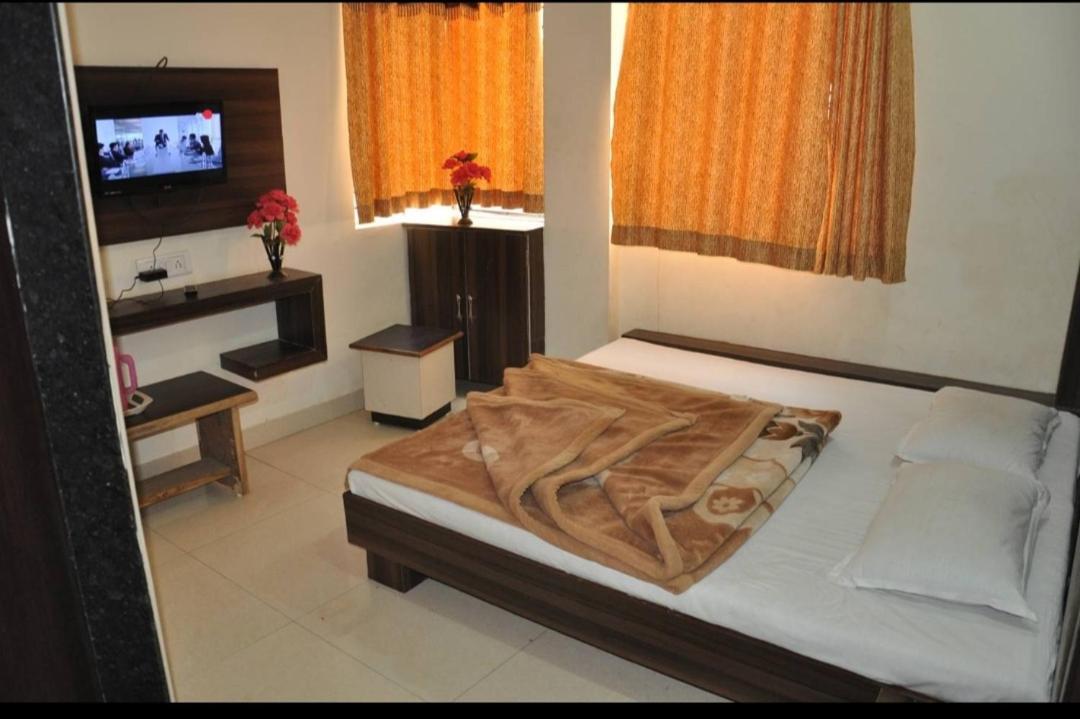 Hotel Vrandavan Palace Near Mahakal Temple Уджайн Екстериор снимка