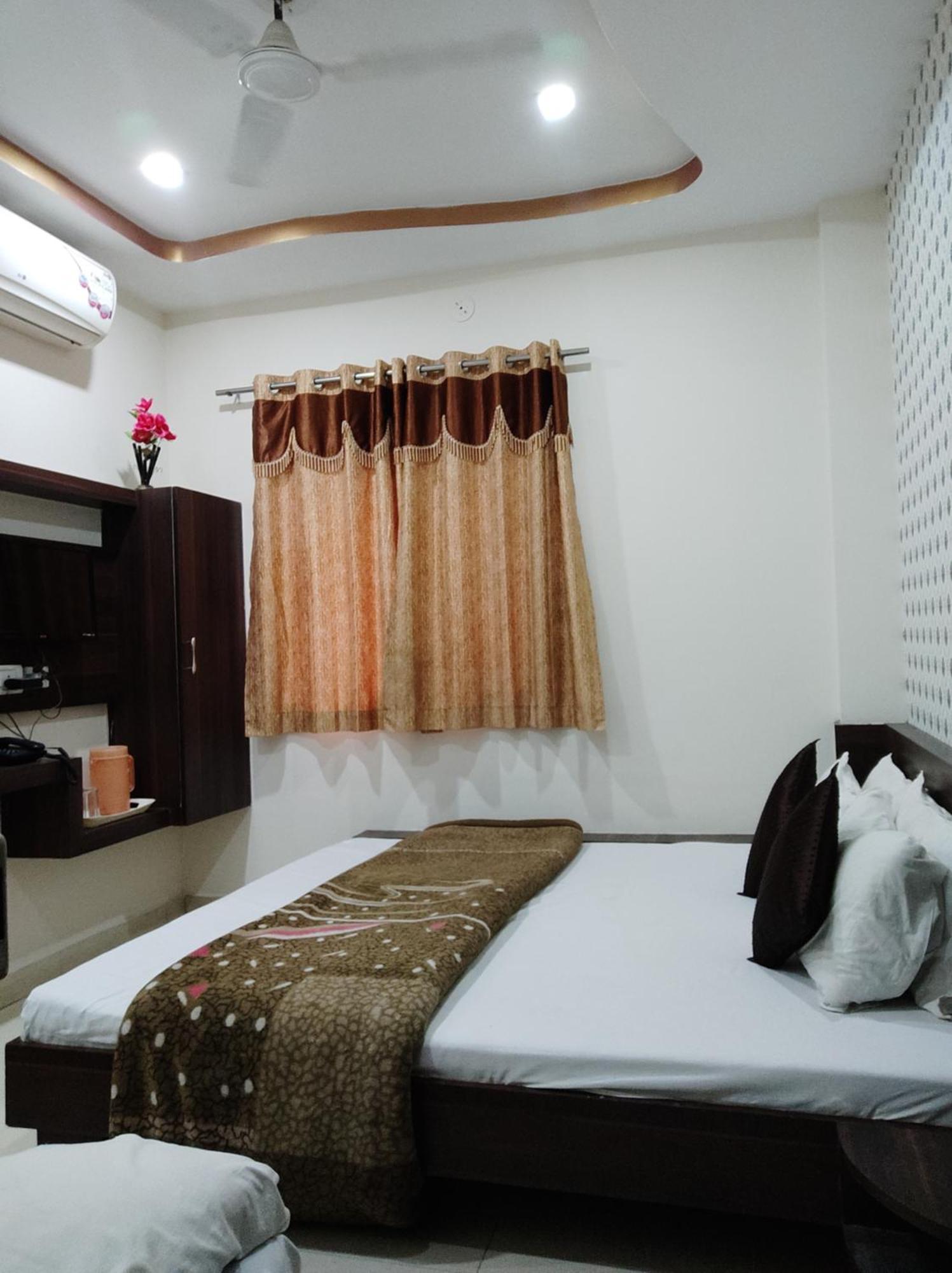 Hotel Vrandavan Palace Near Mahakal Temple Уджайн Екстериор снимка