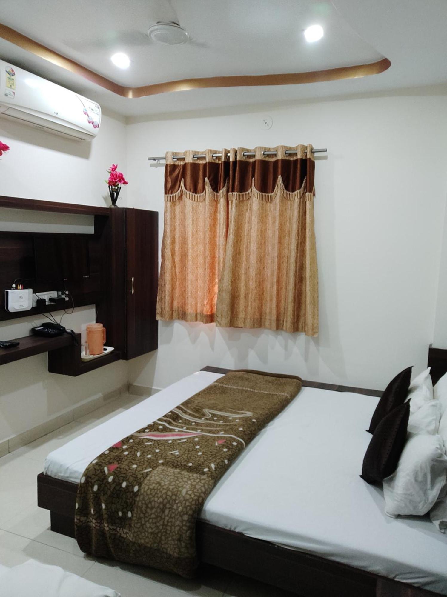 Hotel Vrandavan Palace Near Mahakal Temple Уджайн Екстериор снимка