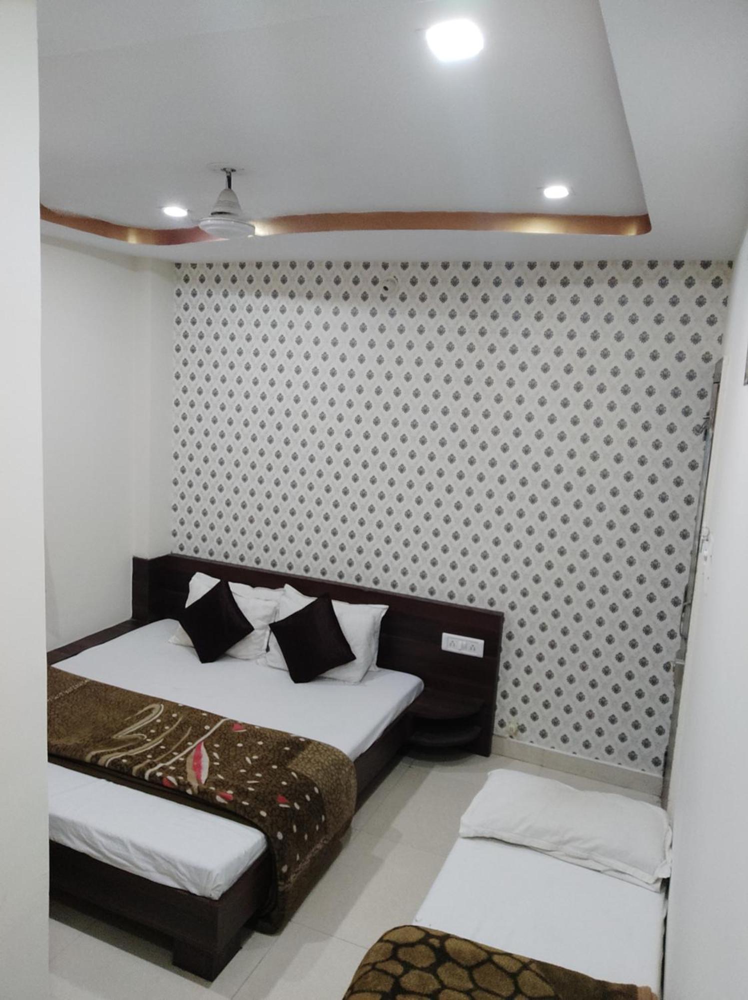 Hotel Vrandavan Palace Near Mahakal Temple Уджайн Екстериор снимка