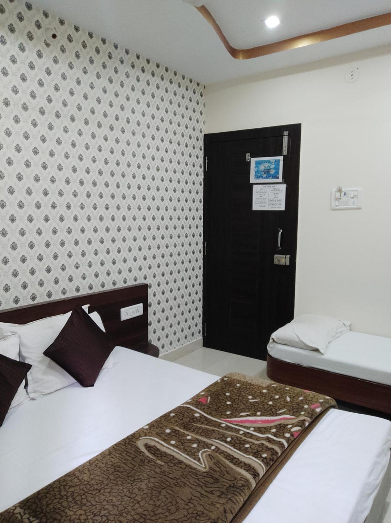 Hotel Vrandavan Palace Near Mahakal Temple Уджайн Екстериор снимка